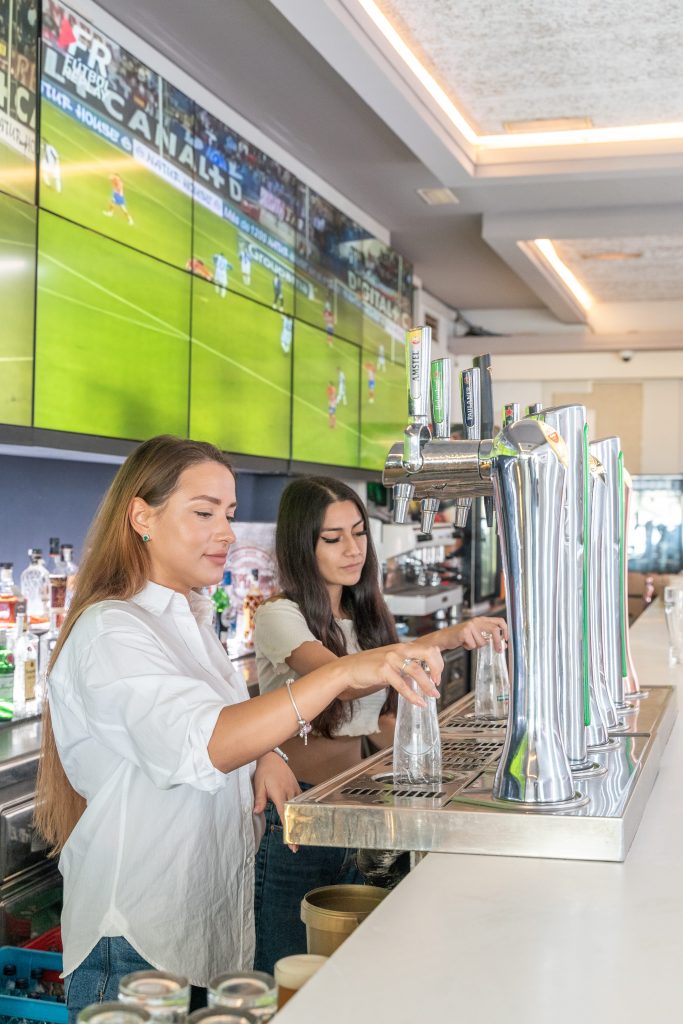 Ver fútbol en restaurante